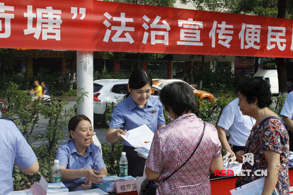 法律宣传现场，检察官提供法律咨询