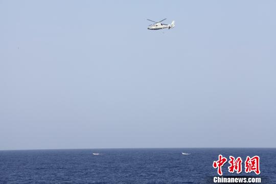 海军第21批护航编队成功驱离7艘疑似海盗小艇