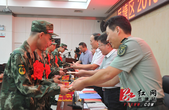 岳塘区欢送首批55名新兵入伍