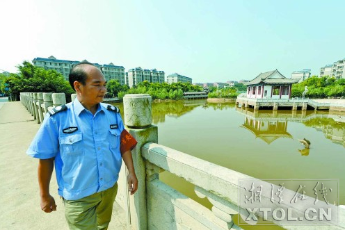 ９月９日，吉利社区保安周德成在事发地的小区湖畔巡逻。
（记者 陈旭东 摄）