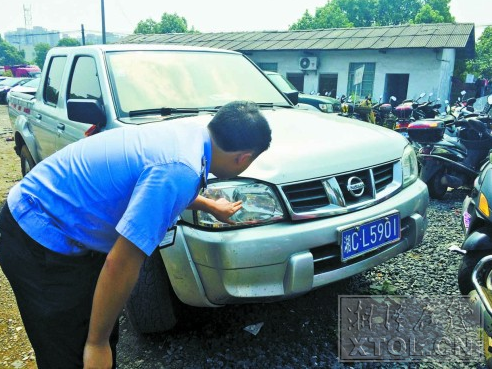 民警在停车场查看肇事车，发现了类似头部撞击的痕击