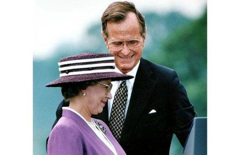 老布什与英女王。