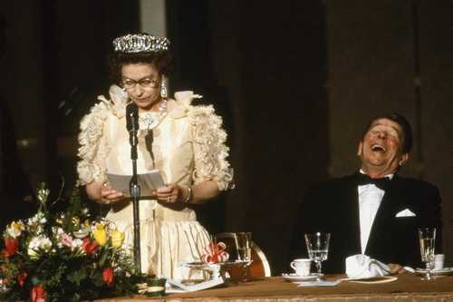  里根与英女王。