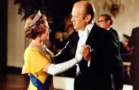 英女王与福特总统共舞。