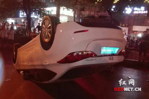 今日凌晨，长沙一台白色现代车被掀翻在路边
