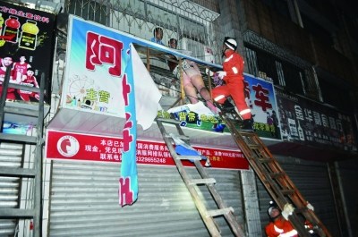 女子与丈夫吵架情绪失控跳楼被卡在广告牌上