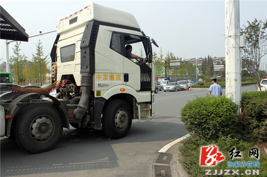 【交警直通车】车身过长转弯困难 交警及时化解危机