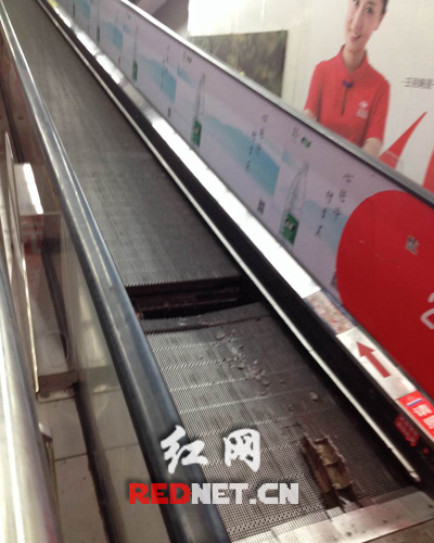 9月12日晚7时20分左右，位于长沙韶山南路家乐福超市内，商场入口处一电梯传送带突然发生断裂，暂无人员伤亡。
