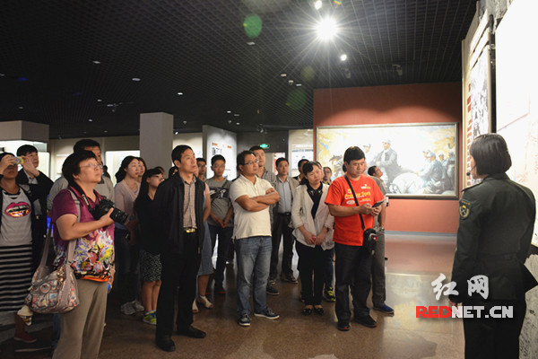 网络媒体山西行采访团参观展厅。