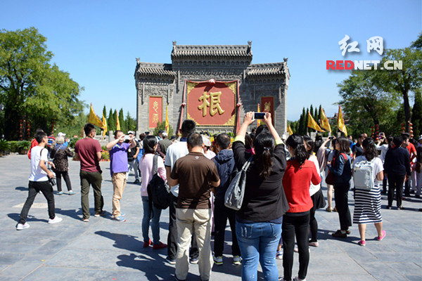 走进大槐树寻根祭祖园内，游客便纷纷举起相机开启拍照模式。