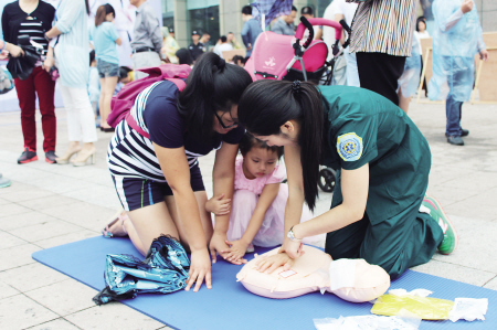 昨日，在中南大学湘雅三医院等举办的“世界急救日”活动中，市民在学习徒手心肺复苏技能。 长沙晚报通讯员 余希 摄