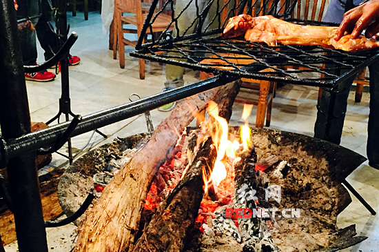 当地人家会用柴火来烧烤山上野味。