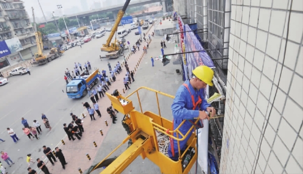  9月13日上午，长沙市高桥物流货运市场，工作人员正在拆除违章广告招牌。当日，高桥物流货运市场专项整治行动启动。    记者  田超  通讯员  杨春光 摄