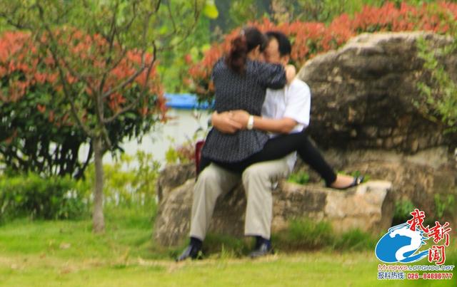 中年男女公园大尺度亲热女子骑坐男子身上图