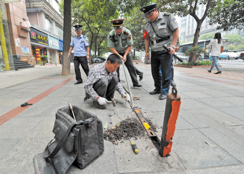 昨日上午，五一大道和蔡锷中路交会处，芙蓉区定王台城管执法中队集中拆除违规私设地锁。长沙晚报记者 王志伟 摄