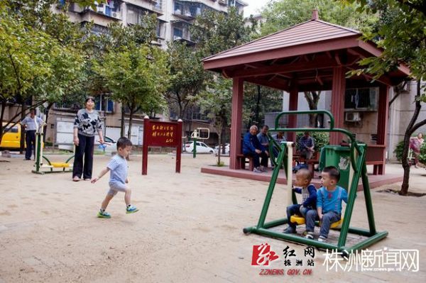 小朋友在小游园玩耍