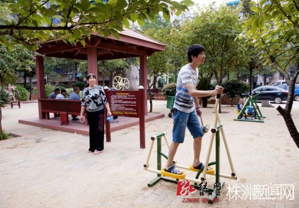 居民在小游园休闲娱乐