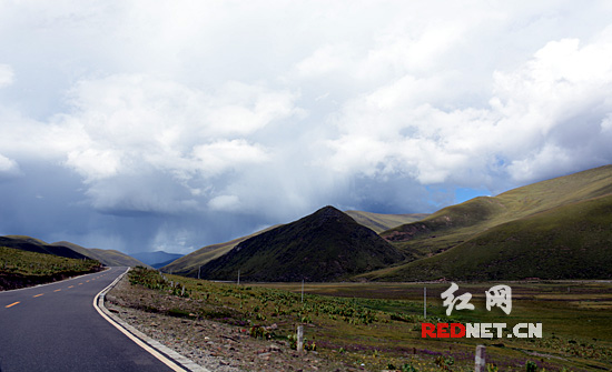 一路前行，这是理塘前往新龙路上的风景