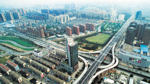 昨日，万家丽路快速化改造工程关键节点长沙大道与万家丽路半互通立交成功贯通后路面摊铺、碾压完成。 长沙晚报记者 罗杰科 王志伟 摄影报道