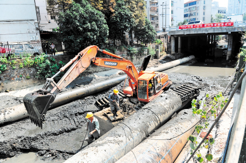 淮川河截污工程正在抓紧施工。长沙晚报通讯员 彭红霞 摄