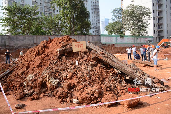 9月15日晚，长沙开福区浏阳河小学施工工地意外挖掘出西汉古墓。