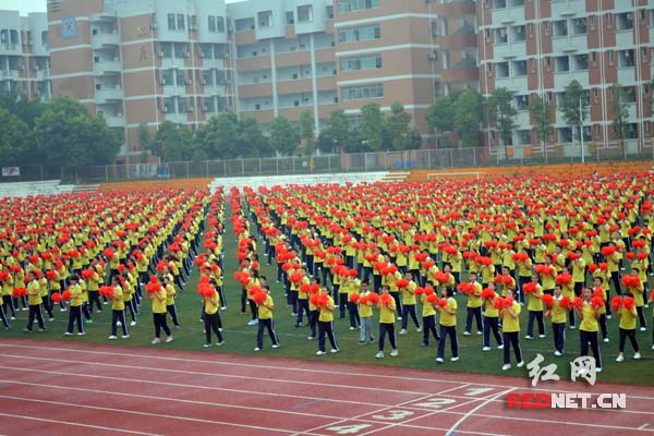 巴川中学的学生正在课间操是啦啦操，队伍整齐，动作中蕴藏着《五禽戏》。学生们不仅要学会啦啦操，还要学习吹竖笛、打篮球，并且每周都要参加演出。