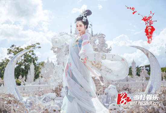 这套在白庙的汉服照在泰国当地社交网络爆红。