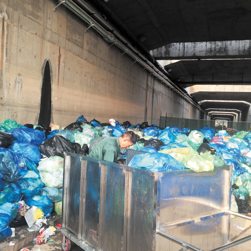 大量餐饮垃圾堆积在火车南站北面的红旗路桥下通道，过往的行人和车主都称餐饮垃圾堆在这里太臭了。 长沙晚报记者 谢春年 摄