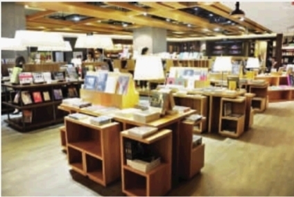   德思勤等商业综合体的入驻，打破城南传统商业格局。图为德思勤24小时书店。