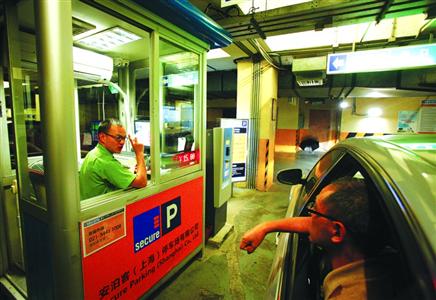 车主车库绕一圈被收15元管理员称超5分钟就收费