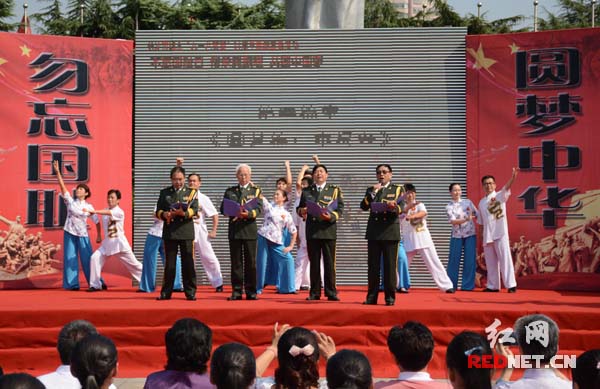 4名退休老教授以现代诗歌朗诵配舞的《潮涌湘江》，讴歌中国人民在抗日战争中的伟大民族精神