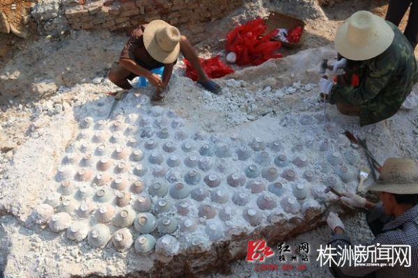 考古人员正在清理古墓的风土堆