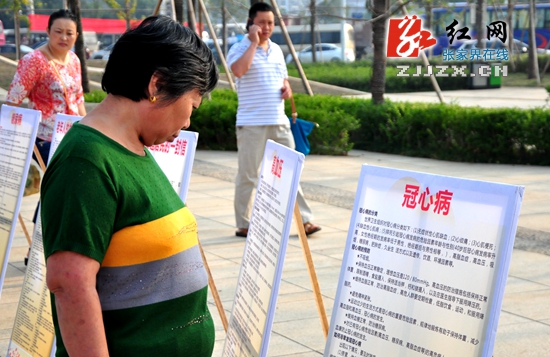 张家界:义诊到街道 送医进家门(图)