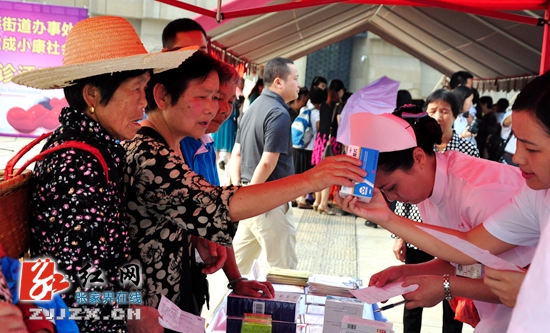 张家界:义诊到街道 送医进家门(图)