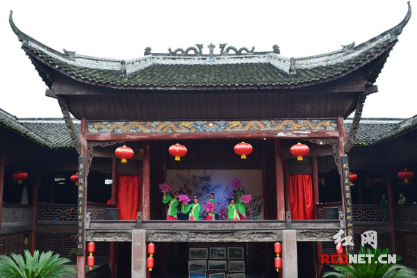 安居古城的湖广会馆内设置了戏台，当地人介绍，明清年间不少湖广人士到这里安居乐业。