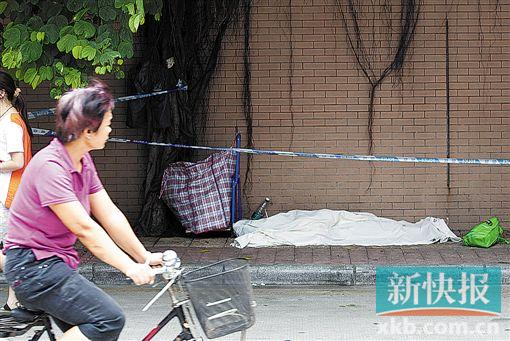 ■流浪汉的遗体被白布遮盖着,引起了路人的注意。 新快报记者毕志毅/摄