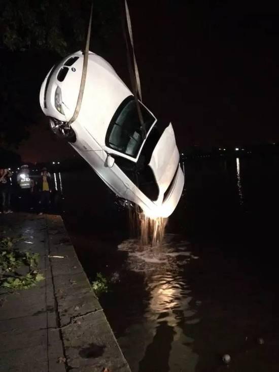 90后男子开宝马冲进西湖 事发前在玩手机(图)