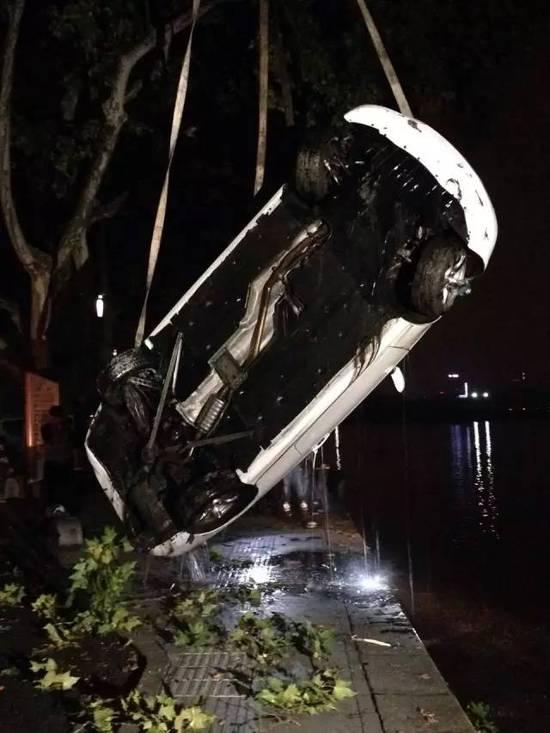 90后男子开宝马冲进西湖 事发前在玩手机(图)