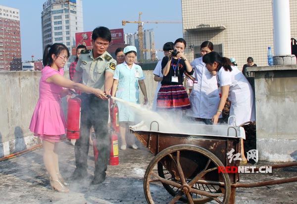 9月17日，娄底市民生医院的医护人员在娄底市公安消防支队消防宣讲人员手把手的指导下，纷纷提起灭火器进行灭火体验