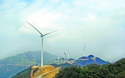 溆浦县紫荆山风力发电项目第十五台风机成功吊装