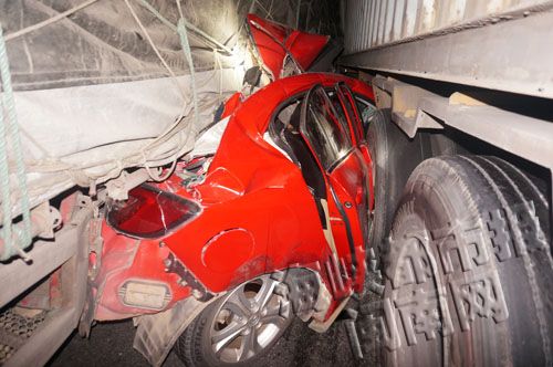 小轿车被两挂车挤压严重变形