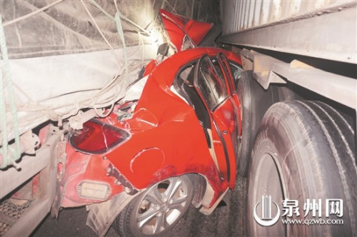 红色小轿车差点被夹成“肉饼”