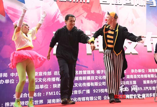 来自欧洲的小丑演员发布会现场预演演出内容。
