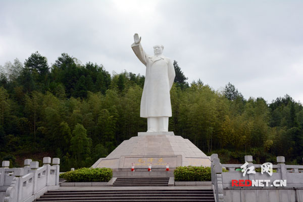 瞻仰毛泽东同志雕像。