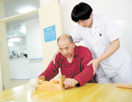 近日，在马王堆医院，晏兴辉正在认真做康复治疗。 长沙晚报记者 邹麟 摄