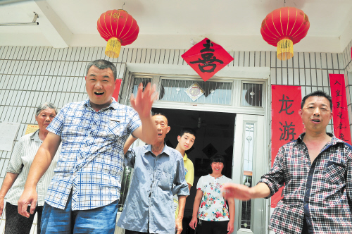 在枨冲镇，农民的生活过得红红火火。