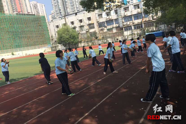 9月21日，长沙市一中，学生正在操场上体育课。