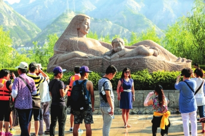 外地游客在黄河母亲雕塑前留影