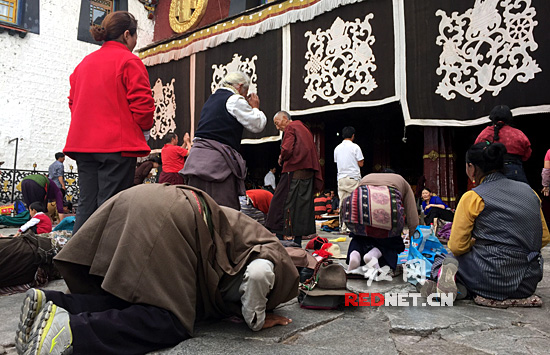 大昭寺门前，满满的，全是朝圣的信众。