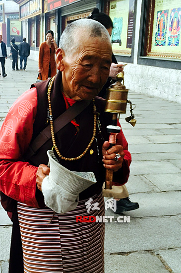 街上，随处是转着经轮的老人。